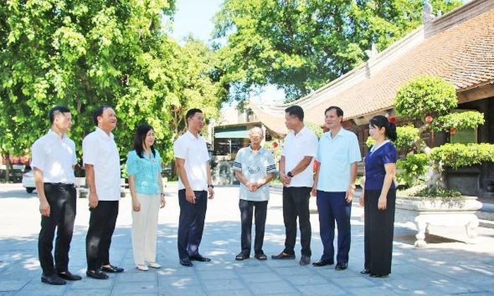 Các thành viên Đoàn giám sát khảo sát thực tế tại đình Đình Bảng.