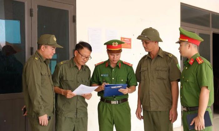 Cán bộ Công an xã Tân Chi phối hợp với lực lượng an ninh, trật tự ở cơ sở rà soát đối tượng nghi vấn liên quan ma túy tại địa bàn.