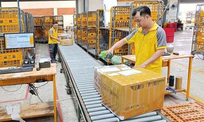 Hoạt động vận chuyển hàng hóa tại Vietnam Post.