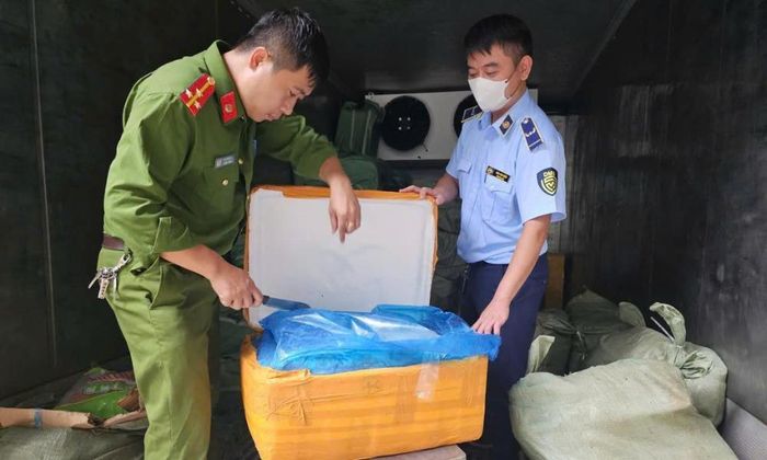 Tổ công tác kiểm tra hàng hóa tại cơ sở vi phạm.