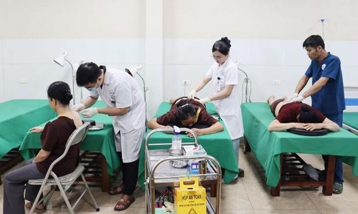Người dân điều trị y học cổ truyền tại Khoa Nội tổng hợp, Bệnh viện Y học cổ truyền Công Vĩnh.
