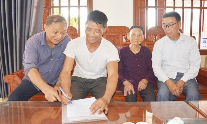 Ông La Văn Xô (ngoài cùng bên trái), người uy tín thôn Hồ Sơn 1, xã Bảo Đài tuyên truyền, vận động, người dân thực hiện chủ trương sáp nhập thôn.