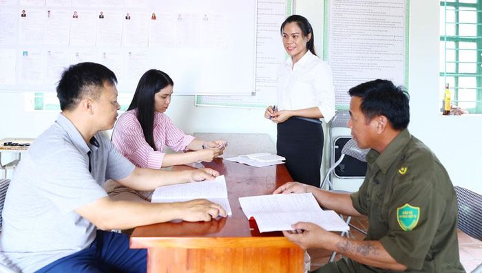  Cán bộ Ban Xây dựng Đảng, Đảng ủy xã Biển Động làm việc với Chi ủy Chi bộ thôn Thảo về kết quả thực hiện nhiệm vụ. 