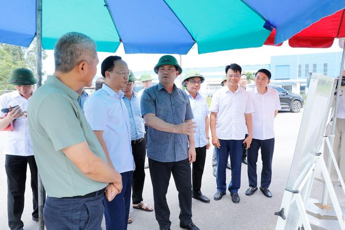 Đồng chí Nguyễn Hồng Thái phát biểu chỉ đạo khi kiểm tra hoạt động tại Khu công nghiệp Vân Trung.