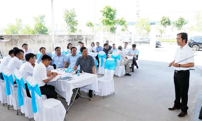 Đại diện chủ đầu tư Khu công nghiệp Tân Hưng báo cáo tình hình hoạt động với đoàn công tác.