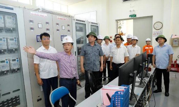 Đồng chí Nguyễn Hồng Thái kiểm tra tại Trạm biến áp 110KV Yên Phong 2 (cấp điện cho Khu công nghiệp Yên Phong II-C).