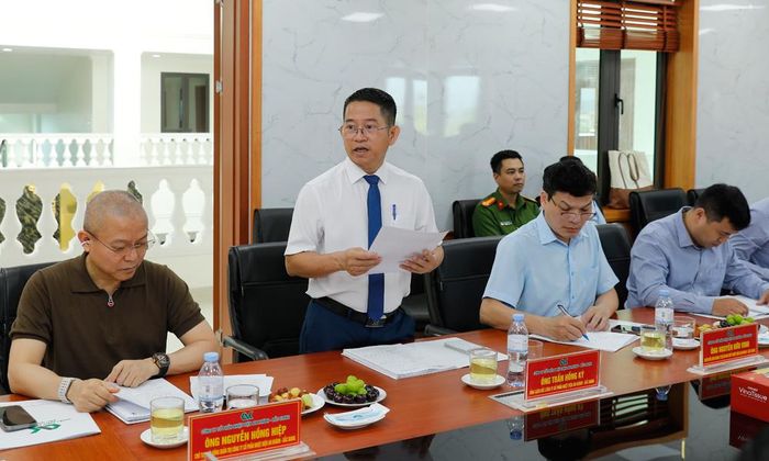 Ông Trần Hồng Kỳ, Tổng Giám đốc Công ty cổ phần nhiệt điện An Khánh - Bắc Giang báo cáo tại buổi làm việc.
