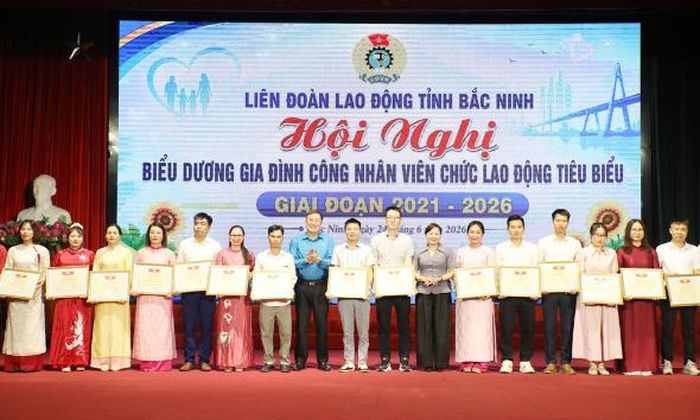 Đại diện lãnh đạo Liên đoàn Lao động tỉnh, Hội Liên hiệp Phụ nữ tỉnh trao Bằng khen của Liên đoàn Lao động tỉnh cho các gia đình công nhân, viên chức lao động tiêu biểu, giai đoạn 2021-2026.