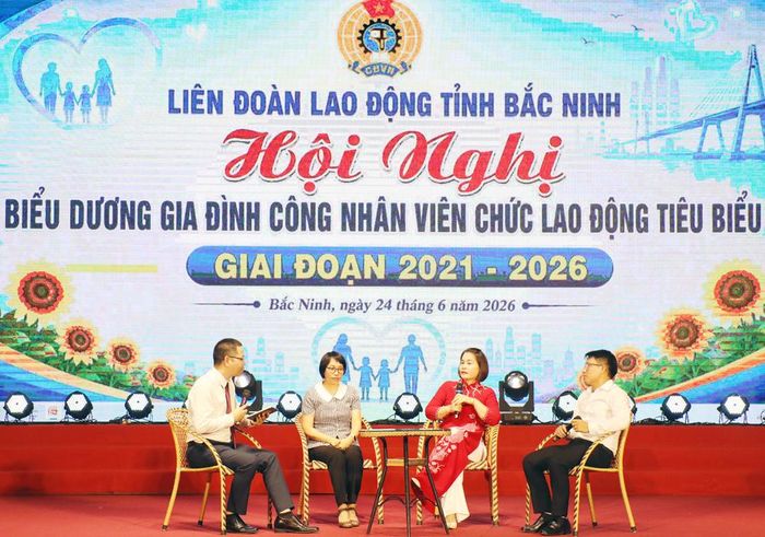 Đại diện 3 gia đình tham gia chương trình tọa đàm.