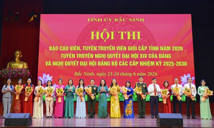 Đồng chí Nguyễn Thị Hương, Phó Bí thư Thường trực Tỉnh ủy và các đồng chí lãnh đạo tặng hoa chúc mừng 14 thí sinh.