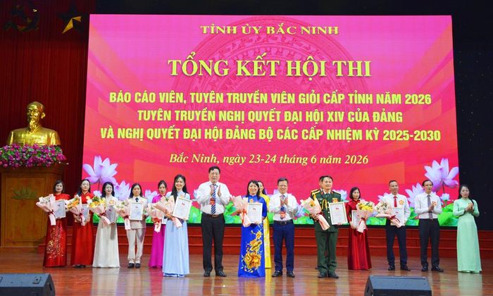 Ban Tổ chức Hội thi trao giải Ba cho các thí sinh.