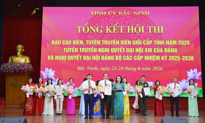 Đồng chí Nguyễn Thị Hương và đồng chí Nguyễn Đình Lợi trao giải Nhất cho thí sinh Nguyễn Văn Nguyên, giảng viên Trường Chính trị Nguyễn Văn Cừ, tỉnh Bắc Ninh.