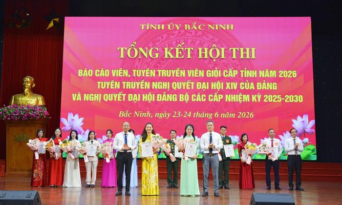 Ban Tổ chức Hội thi trao giải Nhì cho 2 thí sinh Lưu Thị Hường (áo vàng) và Phạm Thị Trang (áo xanh).