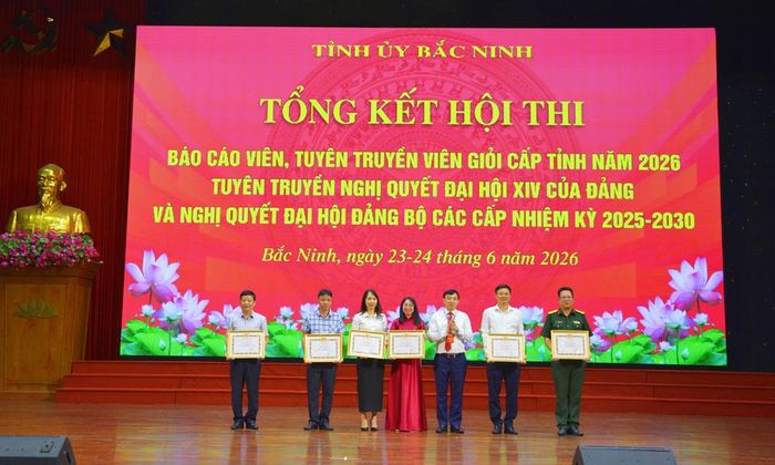 Đồng chí Nguyễn Đình Lợi trao tặng Giấy khen cho các tập thể có thành tích xuất sắc trong công tác tham mưu tổ chức Hội thi.