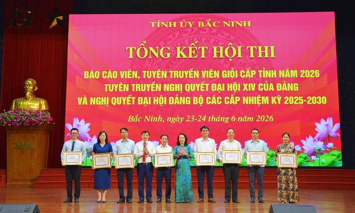 Đồng chí Nguyễn Thị Hương và đồng chí Nguyễn Đình Lợi trao tặng Bằng khen của Ban Thường vụ Tỉnh ủy cho các tập thể có thành tích xuất sắc trong công tác tham mưu tổ chức Hội thi.