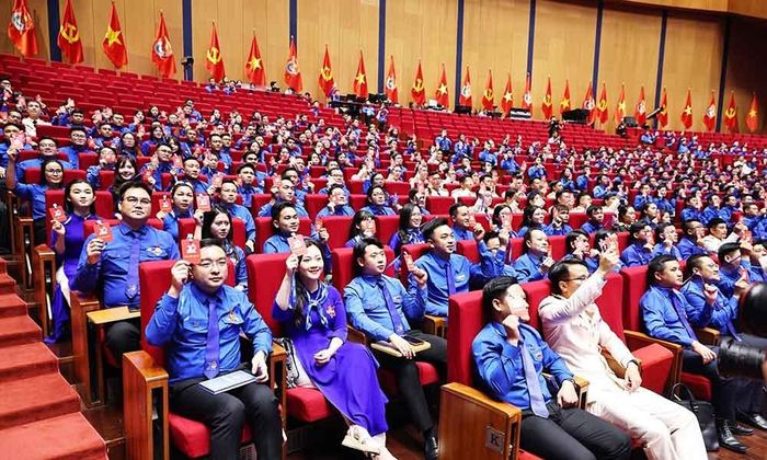 Các đại biểu thông qua bầu Ban Chấp hành Trung ương Đoàn khóa XIII. Ảnh: TTXVN.