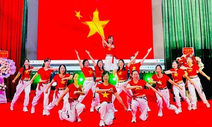 Màn nhảy dân vũ sôi động "Tổ quốc gọi tên mình" do Hội Liên hiệp Phụ nữ phường Tam Sơn biểu diễn.