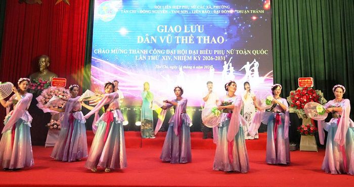 Tiết mục hát múa "Tân Chi quê mình" tại chương trình.