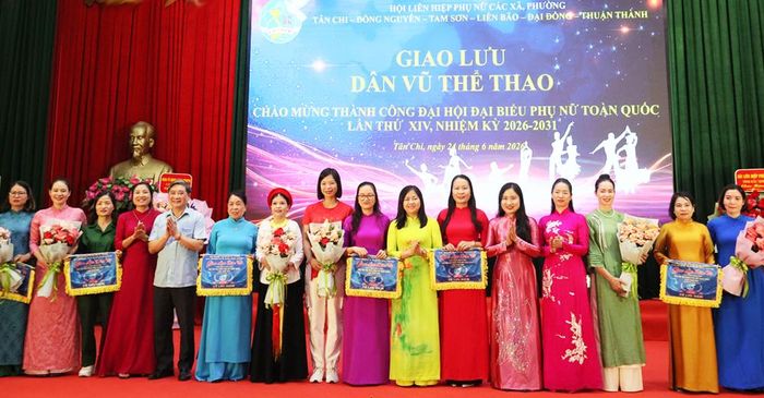 Các đại biểu tặng Cờ lưu niệm và hoa, chúc mừng các đơn vị tham gia chương trình giao lưu dân vũ.