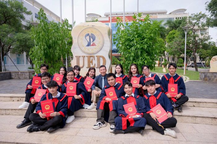 Tân cử nhân Công nghệ thông tin - nguồn nhân lực chất lượng cao từ Trường Đại học Sư phạm, Đại học Đà Nẵng trong ngày nhận bằng. Ảnh: NTCC