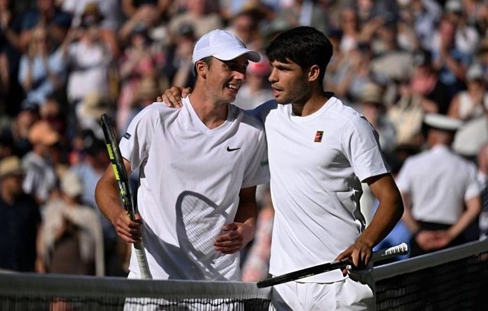 Oliver Tarvet và Carlos Alcaraz tại Wimbledon 2025.