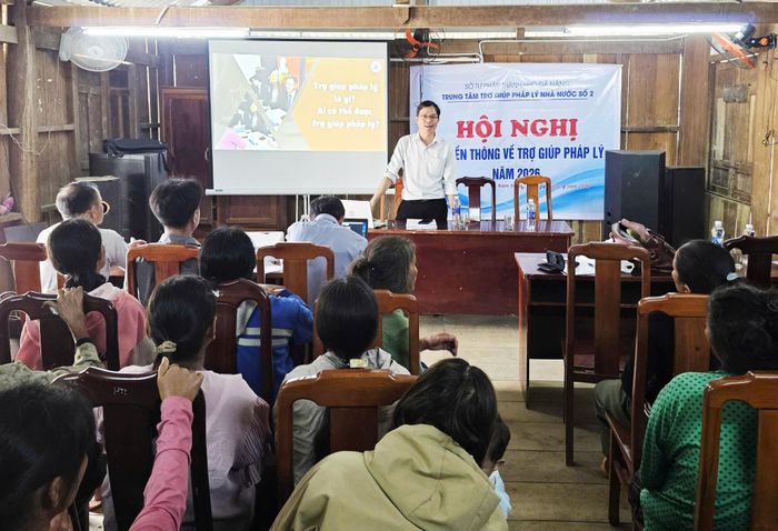 Truyền thông phổ biến pháp luật và công tác trợ giúp pháp lý tại thôn Trà Don (xã Nam Trà My). Ảnh: LÊ NGUYỄN