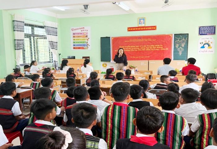 Trung tâm Trợ giúp pháp lý nhà nước số 1 thành phố Đà Nẵng tuyên truyền pháp luật cho học sinh vùng cao. Ảnh: NVCC