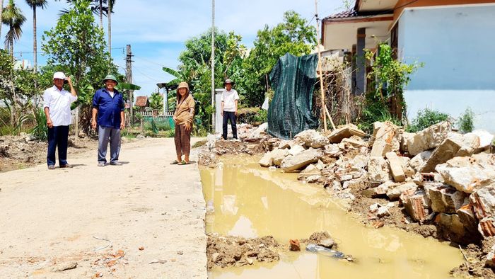 Người dân tổ 4 đồng thuận phá dỡ tường rào, cổng ngõ để hiến đất mở đường. Ảnh: HOÀNG LIÊN