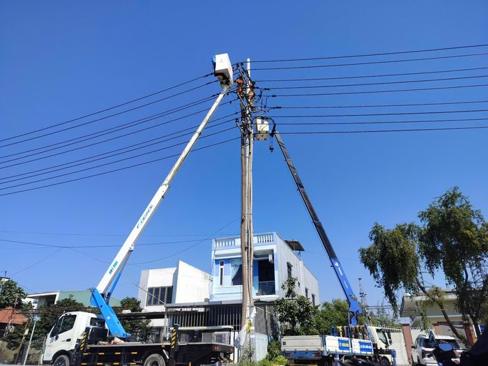 Điện lực Hội An tăng cường thực hiện các biện pháp kỹ thuật đảm bảo cấp điện trong trong mùa nắng nóng. Ảnh: ĐVCC