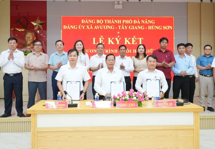 Ba xã Tây Giang - Hùng Sơn - Avương ký kết chương trình phối hợp phát triển kinh tế - xã hội, quốc phòng - an ninh giai đoạn 2025 - 2030. Ảnh: HỒ QUÂN