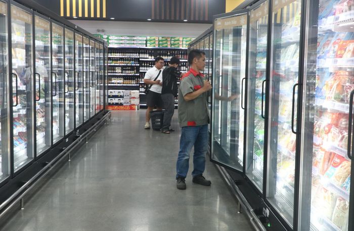 MM Supercenter Đà Nẵng lắp đặt đồng bộ hệ thống cửa kính cho khu vực tủ đông, tủ mát ngăn chặn sự thất thoát nhiệt độ. Ảnh: VIỆT ÂN