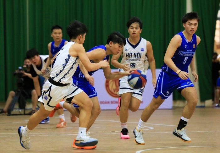 Đội nam Thành phố Hồ Chí Minh (áo xanh) thắng Hà Nội 1 để lên ngôi vô địch. Ảnh: THÀNH DANH