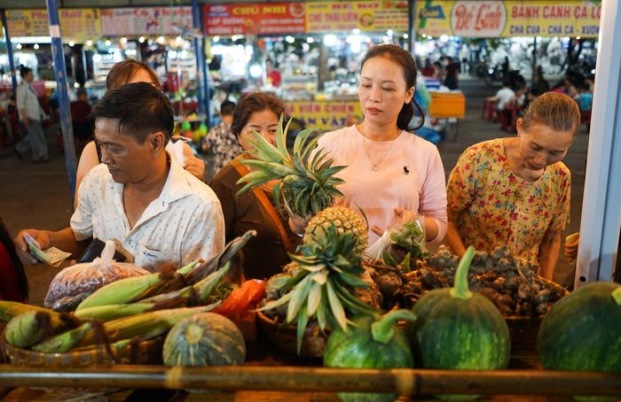 Người dân, du khách tìm mua nông sản sạch tại Phiên chợ quê Hòa Vang. Ảnh: XUÂN SƠN