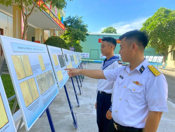 Vùng 3 Hải quân triển khai thường xuyên hoạt động tuyên truyền, giáo dục về biển đảo. Ảnh: KHÁNH LINH