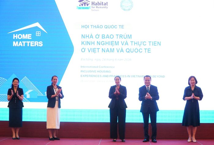 Lãnh đạo thành phố và các đại biểu thực hiện nghi thức công bố thông điệp của hội thảo. Ảnh: VINH ANH