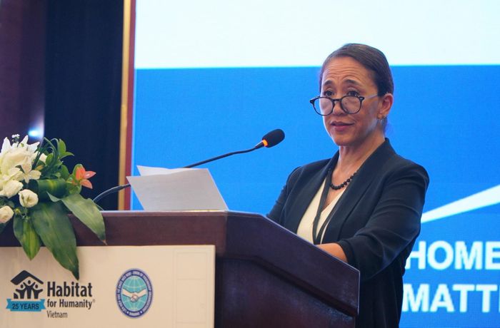 Bà Elizabeth Satow, Phó Chủ tịch phụ trách khu vực châu Á - Thái Bình Dương của Habitat for Humanity International chia sẻ tại hội thảo. Ảnh: VINH ANH