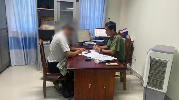 Công an làm việc với một trường hợp bình luận, tương tác các nội dung xuyên tạc, sai sự thật trên mạng xã hội. Ảnh: THÀNH CA