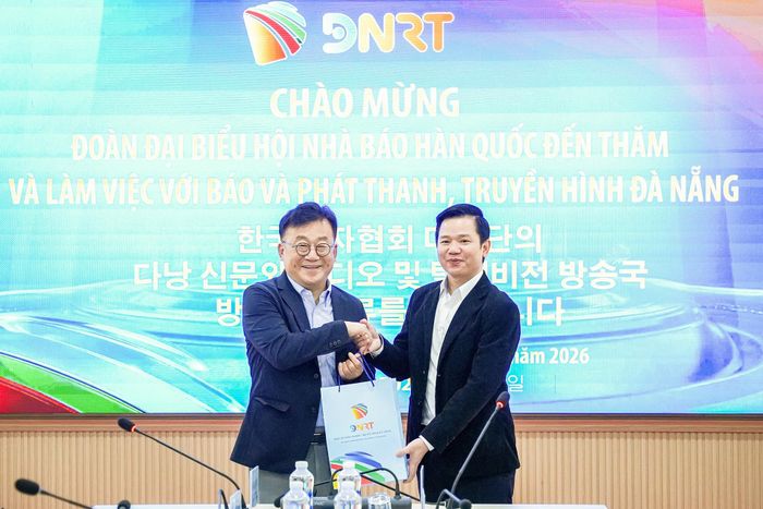 Giám đốc Báo và phát thanh, truyền hình Đà Nẵng Đoàn Xuân Hiếu (bên phải) tặng quà lưu niệm cho Chủ tịch Hội Nhà báo Hàn Quốc Park Jong Hyun. Ảnh: T.CÔNG