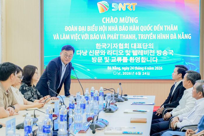 Chủ tịch Hội Nhà báo Hàn Quốc Park Jong Hyun trao đổi tại buổi làm việc. Ảnh: T.CÔNG
