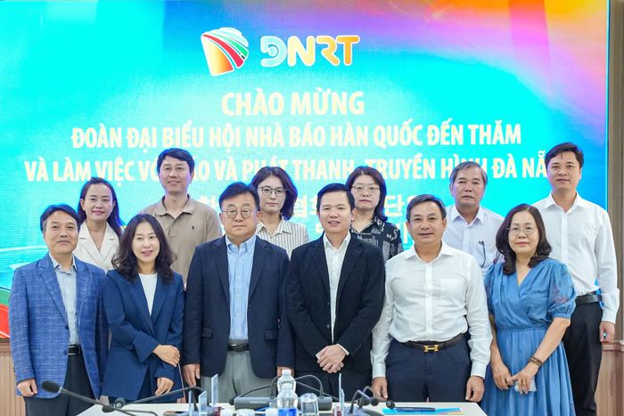 Các đại biểu chụp hình lưu niệm. Ảnh: T.CÔNG