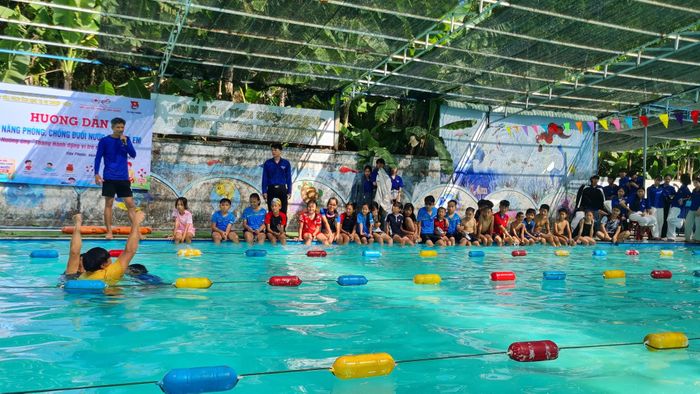 Ban tổ chức tập huấn kỹ năng phòng chống đuối nước cho học sinh. Ảnh: D.LỆ