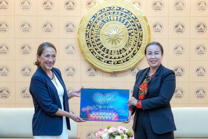 Phó Chủ tịch UBND thành phố Nguyễn Thị Anh Thi (bên phải) tặng quà lưu niệm cho bà Elizabeth Satow, Phó Chủ tịch khu vực châu Á - Thái Bình Dương, Tổ chức Habitat for Humanity International. Ảnh: T.CÔNG