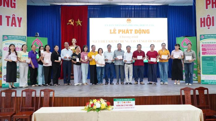Các cơ quan, đơn vị, cá nhân tại phường Hội An Tây hưởng ứng tham gia gửi tiết kiệm vì người nghèo. Ảnh: PHAN SƠN