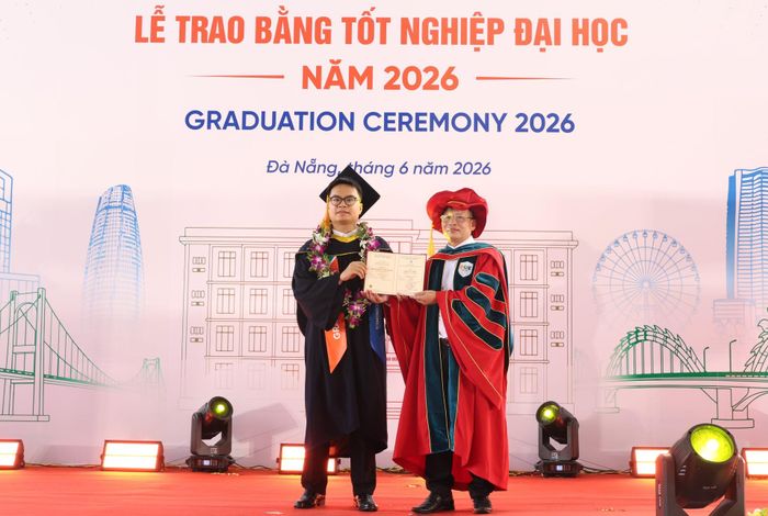Nghi thức trao bằng tốt nghiệp cho sinh viên. Ảnh: NGỌC HÀ