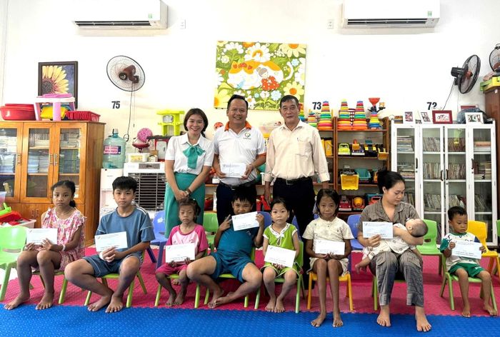 Câu lạc bộ Đất Quảng Yêu Thương trao quà cho trẻ em có hoàn cảnh khó khăn, bị bệnh tật. Ảnh: H.Q.T