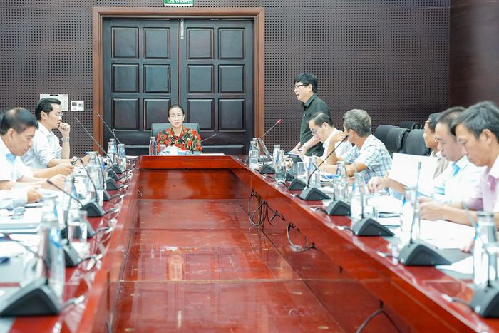 Phó Chủ tịch UBND thành phố Nguyễn Thị Anh Thi chủ trì buổi làm việc. Ảnh: T.CÔNG