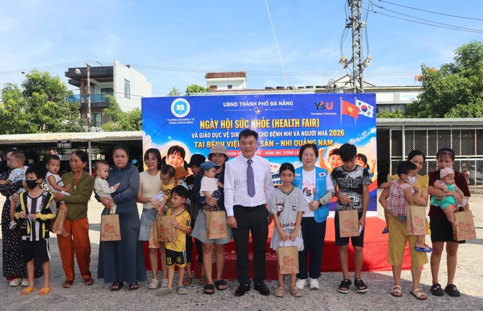Lãnh đạo các đơn vị trao tặng quà cho bệnh nhi đang điều trị tại Bệnh viện Phụ sản - Nhi Quảng Nam. Ảnh: HOÀNG LIÊN