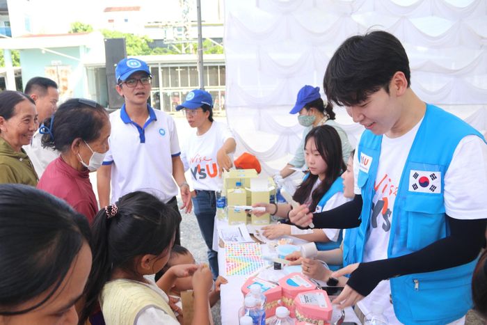 Sinh viên Trường Đại học Youngsan (Hàn Quốc) cùng tình nguyện viên hướng dẫn kỹ năng chăm sóc răng miệng cho bệnh nhi tại Bệnh viện Phụ sản - Nhi Quảng Nam. Ảnh: HOÀNG LIÊN