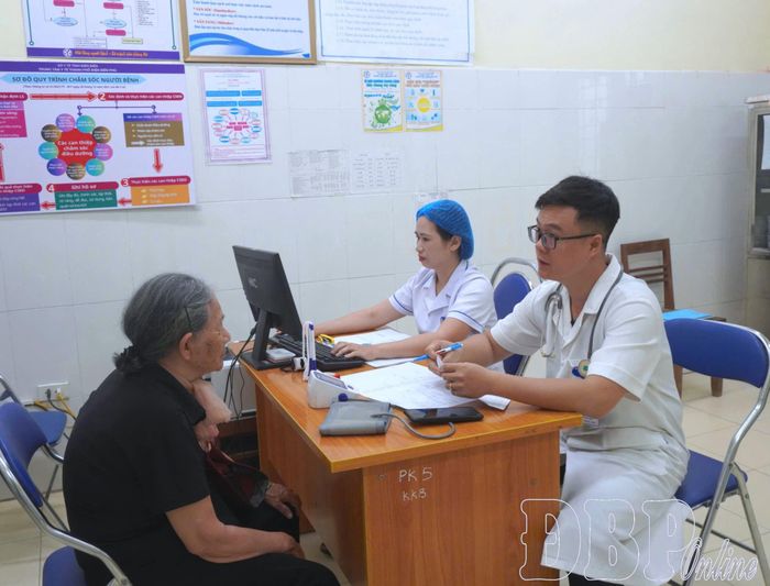 Bác sĩ Trung tâm Y tế Điện Biên Phủ khám sức khỏe miễn phí cho người dân theo tinh thần Nghị quyết 72 của Bộ Chính trị.