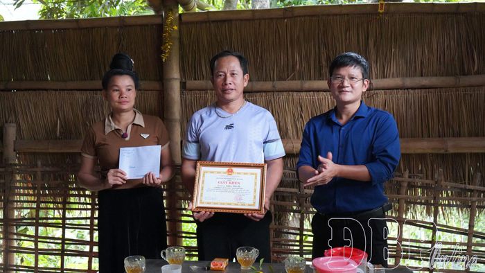 Lãnh đạo xã Na Sang biểu dương, khen thưởng các hộ gia đình tự nguyện viết đơn xin thoát nghèo trên địa bàn xã.